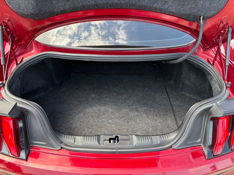 Ford Mustang Vehicle Full-screen Gallery Image 08