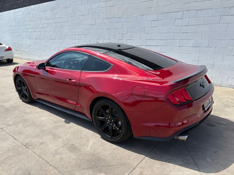 Ford Mustang Vehicle Full-screen Gallery Image 09