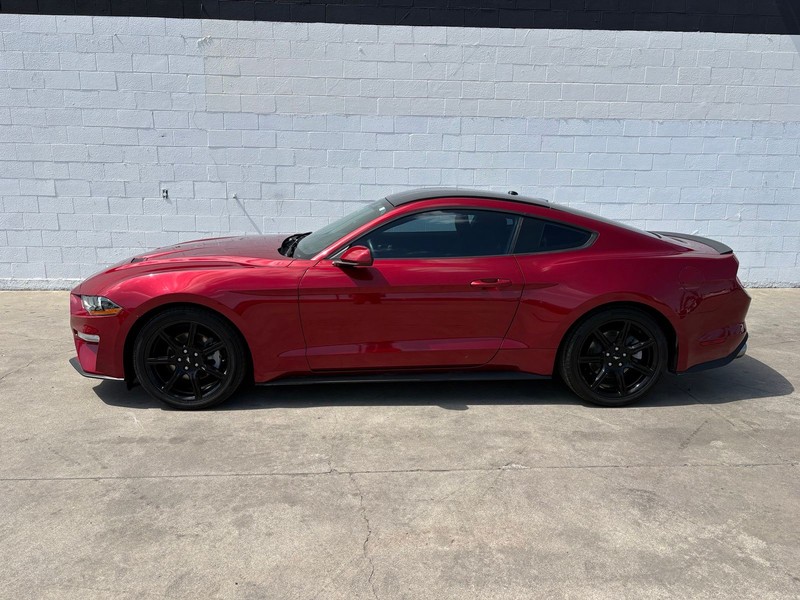 Ford Mustang Vehicle Full-screen Gallery Image 10