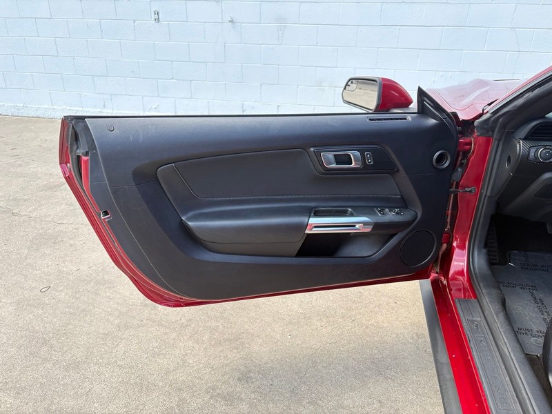 Ford Mustang Vehicle Full-screen Gallery Image 14