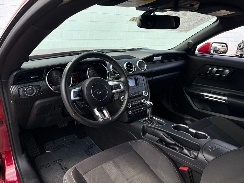 Ford Mustang Vehicle Full-screen Gallery Image 15
