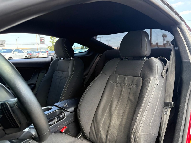 Ford Mustang Vehicle Full-screen Gallery Image 16
