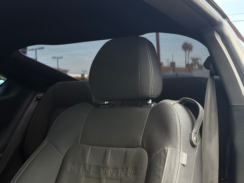 Ford Mustang Vehicle Full-screen Gallery Image 17