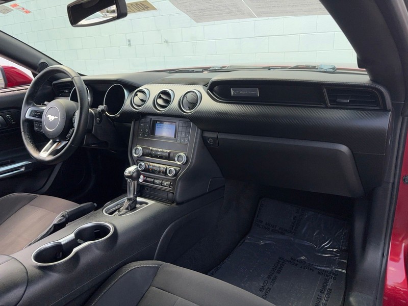 Ford Mustang Vehicle Full-screen Gallery Image 18