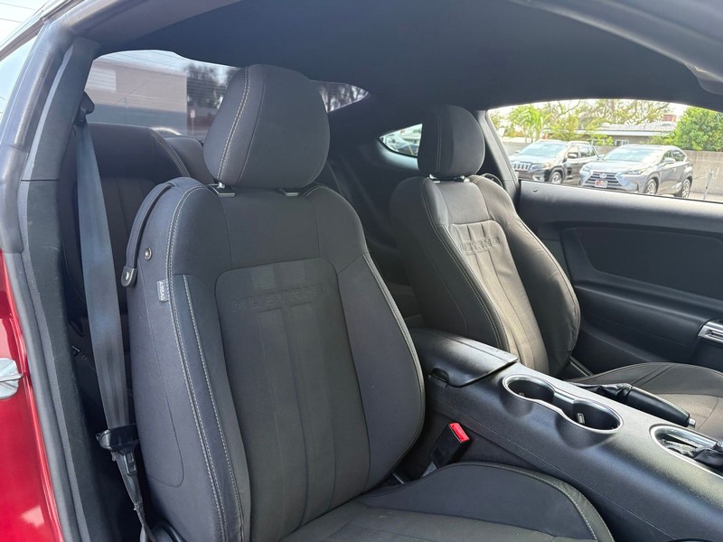 Ford Mustang Vehicle Full-screen Gallery Image 19