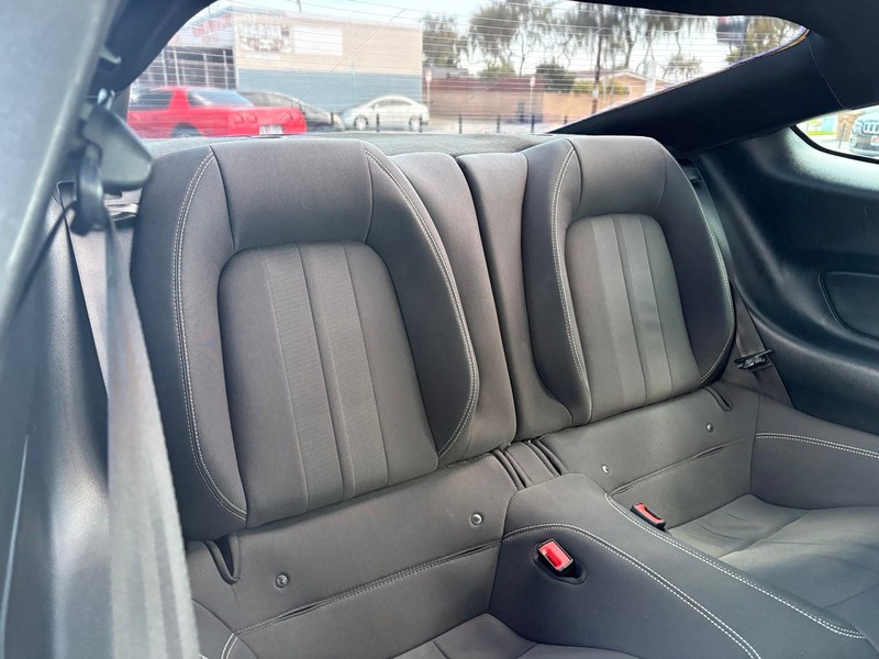 Ford Mustang Vehicle Full-screen Gallery Image 20