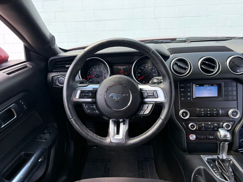 Ford Mustang Vehicle Full-screen Gallery Image 23