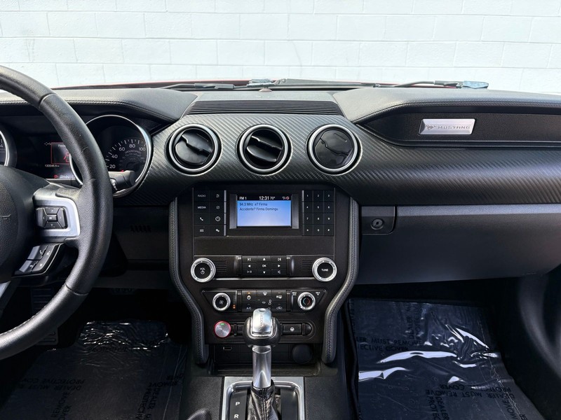 Ford Mustang Vehicle Full-screen Gallery Image 26