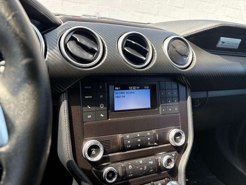 Ford Mustang Vehicle Full-screen Gallery Image 27