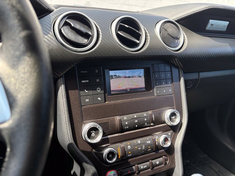 Ford Mustang Vehicle Full-screen Gallery Image 28