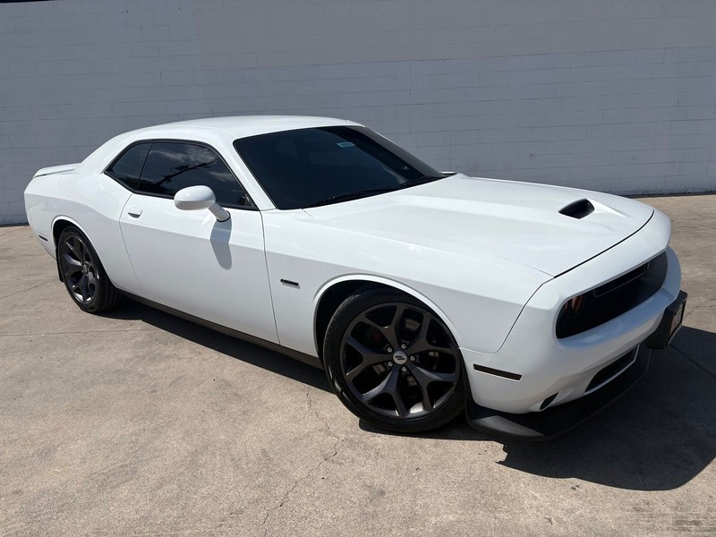 Dodge Challenger Vehicle Full-screen Gallery Image 01