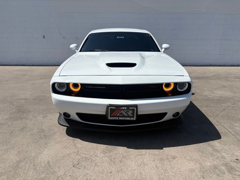 Dodge Challenger Vehicle Full-screen Gallery Image 02