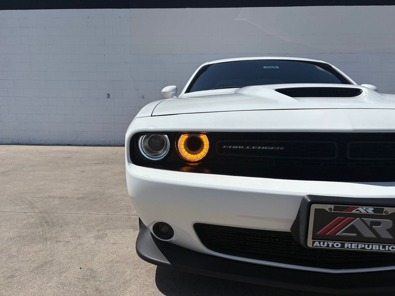 Dodge Challenger Vehicle Full-screen Gallery Image 03