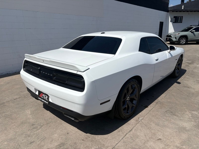 Dodge Challenger Vehicle Full-screen Gallery Image 05