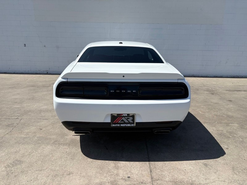 Dodge Challenger Vehicle Full-screen Gallery Image 06