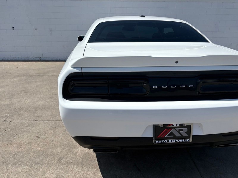 Dodge Challenger Vehicle Full-screen Gallery Image 07