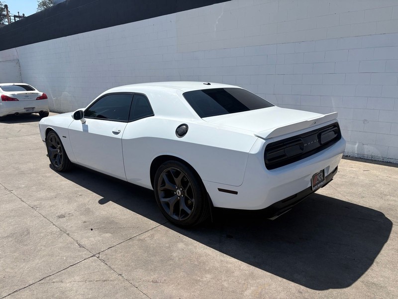 Dodge Challenger Vehicle Full-screen Gallery Image 09