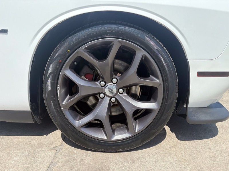Dodge Challenger Vehicle Full-screen Gallery Image 13