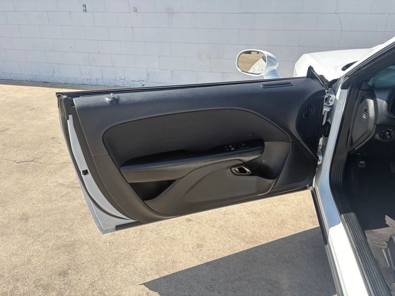 Dodge Challenger Vehicle Full-screen Gallery Image 14