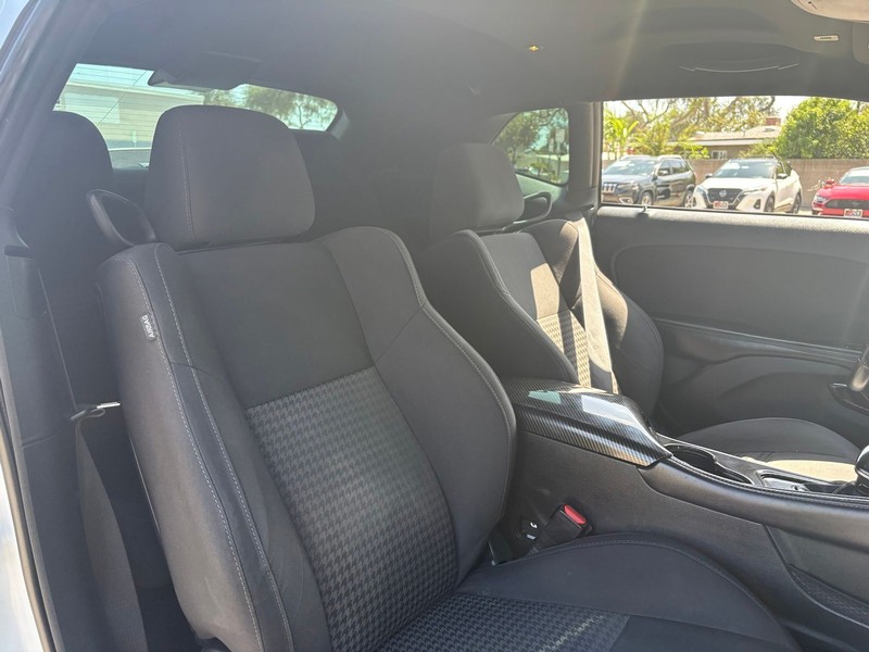 Dodge Challenger Vehicle Full-screen Gallery Image 18
