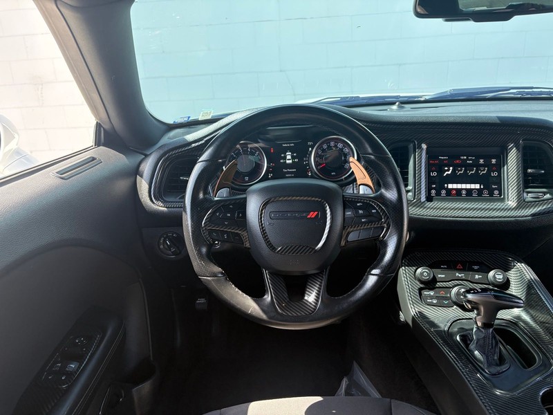 Dodge Challenger Vehicle Full-screen Gallery Image 22