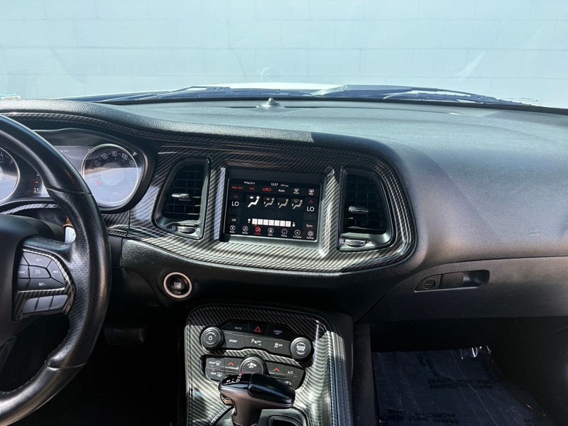Dodge Challenger Vehicle Full-screen Gallery Image 25