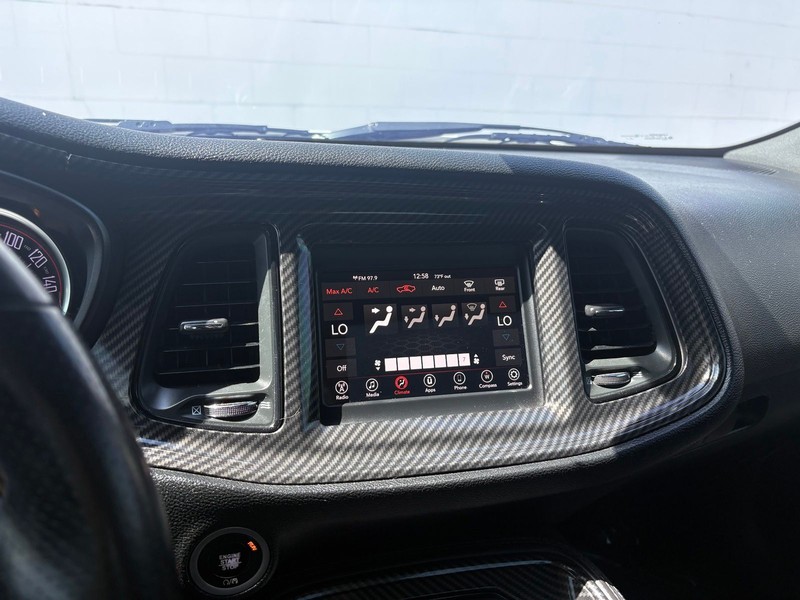 Dodge Challenger Vehicle Full-screen Gallery Image 26