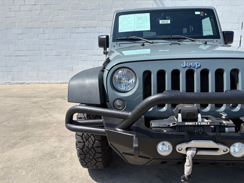 Jeep Wrangler Unlimited Vehicle Full-screen Gallery Image 03