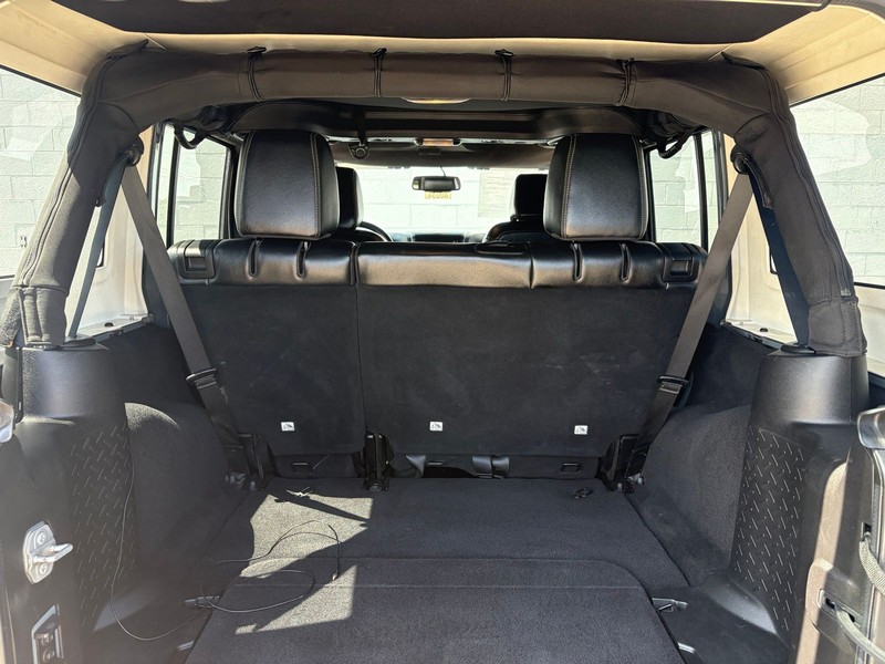 Jeep Wrangler Unlimited Vehicle Full-screen Gallery Image 08