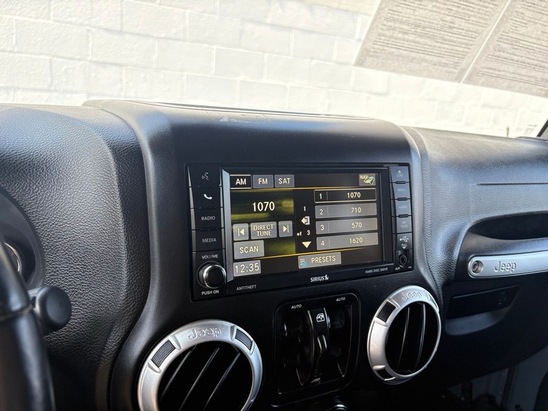 Jeep Wrangler Unlimited Vehicle Full-screen Gallery Image 29