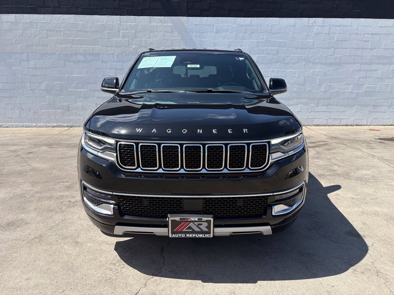 Jeep Wagoneer L Vehicle Full-screen Gallery Image 02