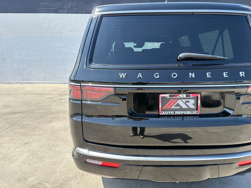 Jeep Wagoneer L Vehicle Full-screen Gallery Image 07