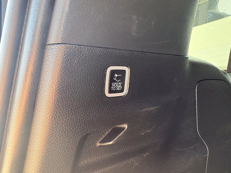 Jeep Wagoneer L Vehicle Full-screen Gallery Image 09