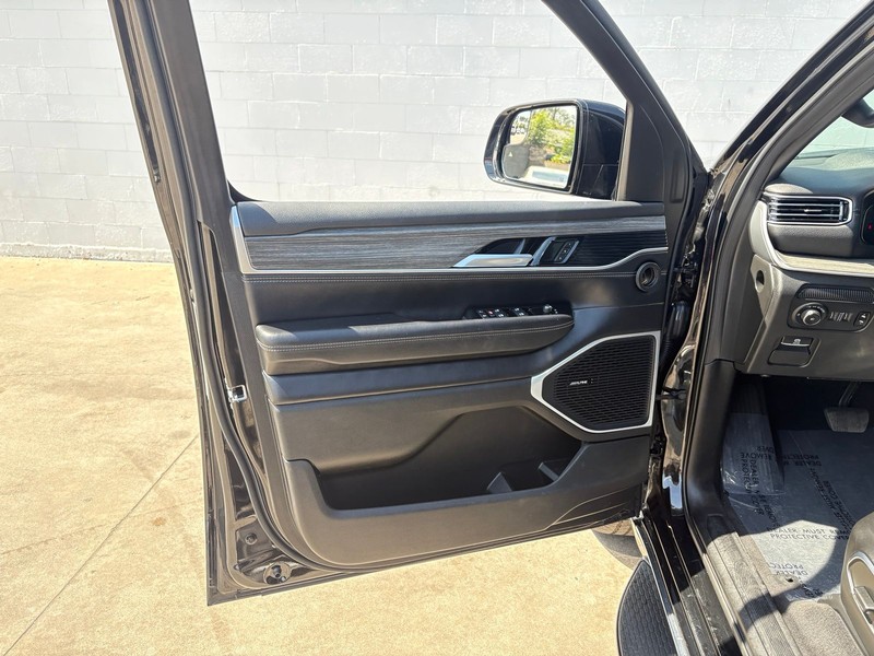Jeep Wagoneer L Vehicle Full-screen Gallery Image 15