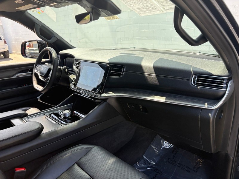 Jeep Wagoneer L Vehicle Full-screen Gallery Image 19