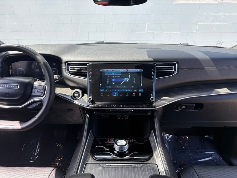 Jeep Wagoneer L Vehicle Full-screen Gallery Image 28
