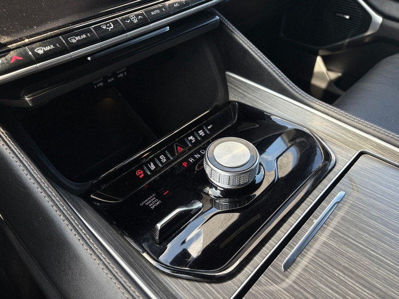 Jeep Wagoneer L Vehicle Full-screen Gallery Image 31