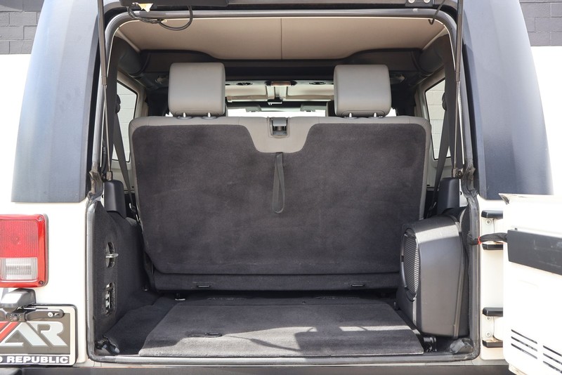 Jeep Wrangler Vehicle Full-screen Gallery Image 07