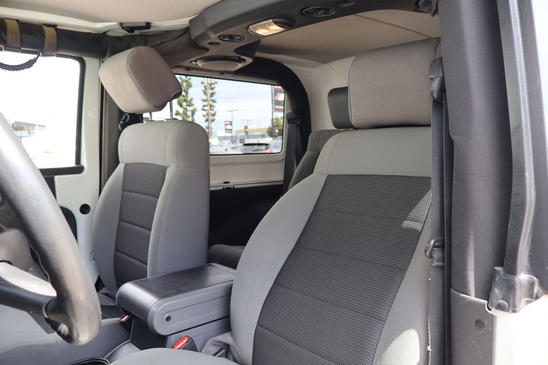 Jeep Wrangler Vehicle Full-screen Gallery Image 16
