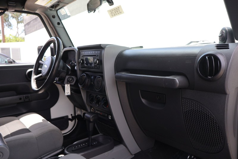 Jeep Wrangler Vehicle Full-screen Gallery Image 18