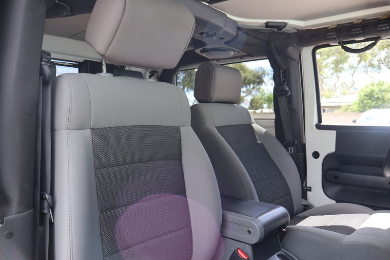 Jeep Wrangler Vehicle Full-screen Gallery Image 19
