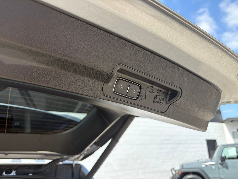 Ford Explorer Vehicle Full-screen Gallery Image 09