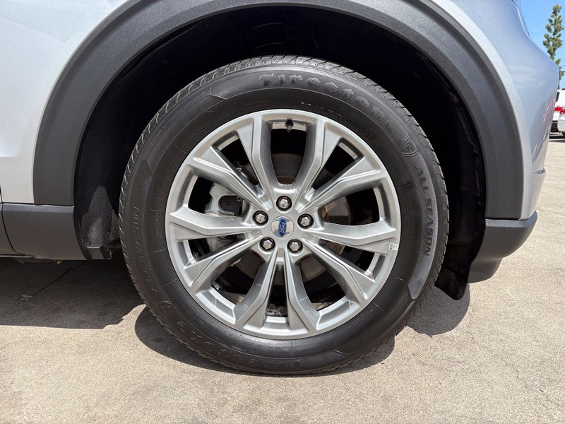 Ford Explorer Vehicle Full-screen Gallery Image 14