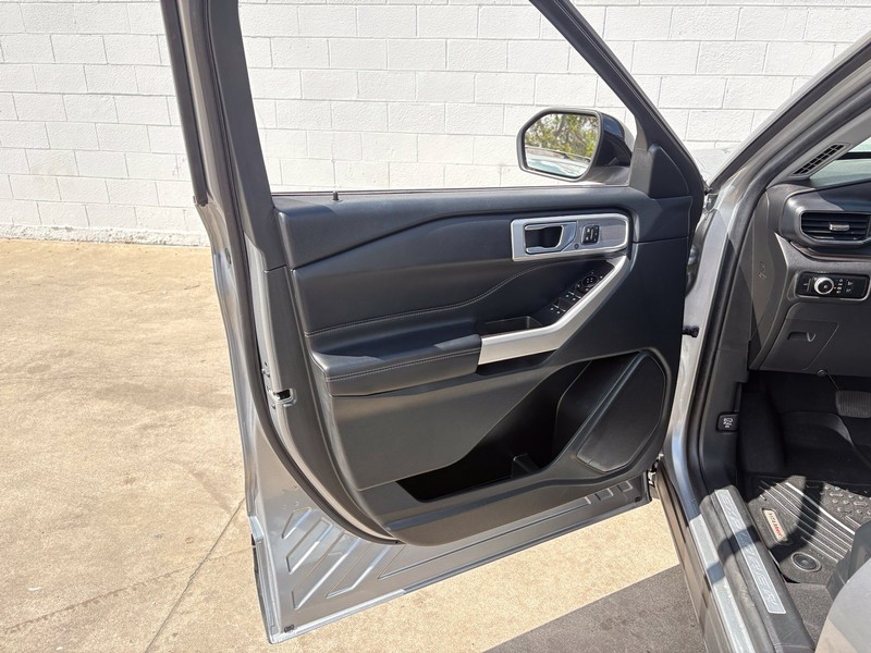Ford Explorer Vehicle Full-screen Gallery Image 15