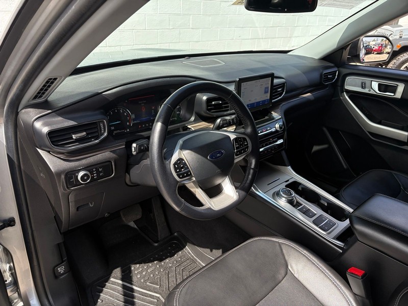 Ford Explorer Vehicle Full-screen Gallery Image 16