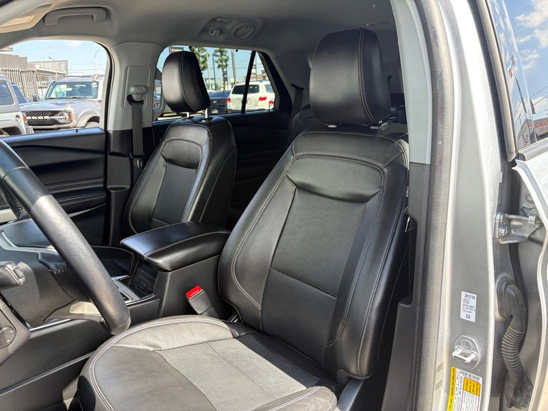 Ford Explorer Vehicle Full-screen Gallery Image 17