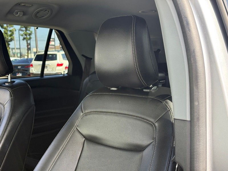 Ford Explorer Vehicle Full-screen Gallery Image 18
