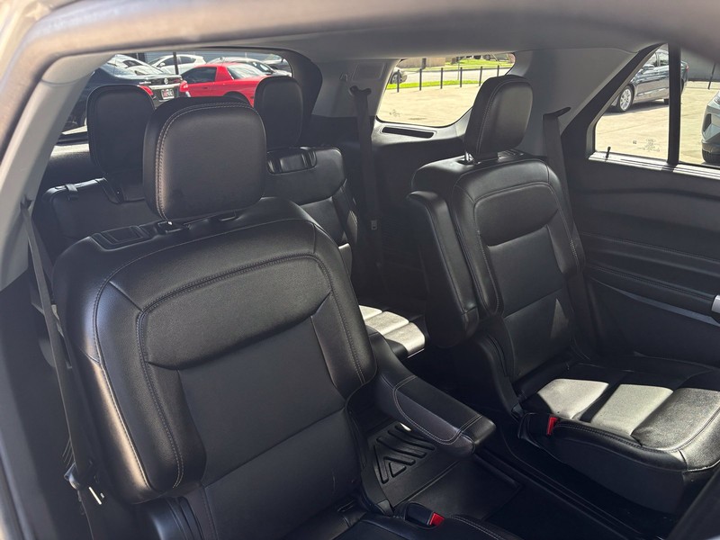 Ford Explorer Vehicle Full-screen Gallery Image 21