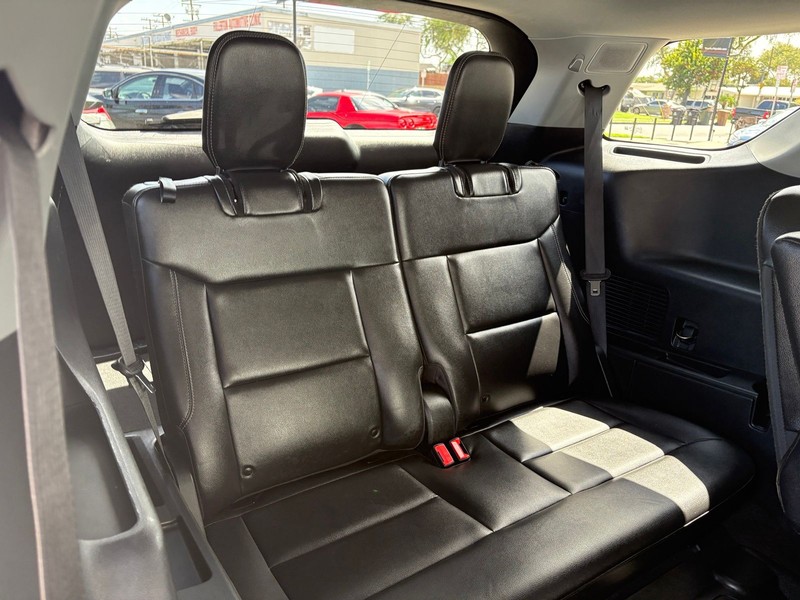 Ford Explorer Vehicle Full-screen Gallery Image 22