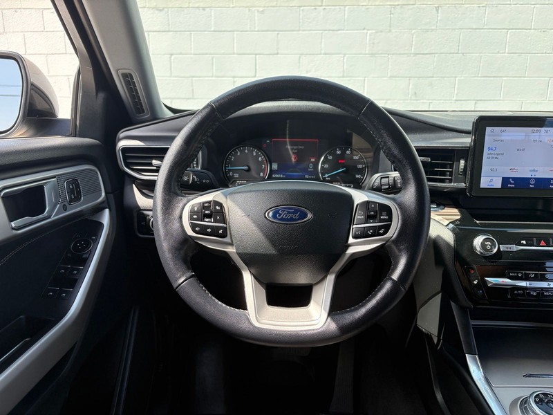 Ford Explorer Vehicle Full-screen Gallery Image 25